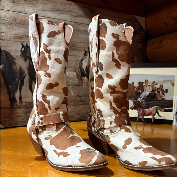 ARiderGirl Evon Women’s Knee-High pointed Toe Pull Up Metal Buckle Boot - Picture 3 of 8